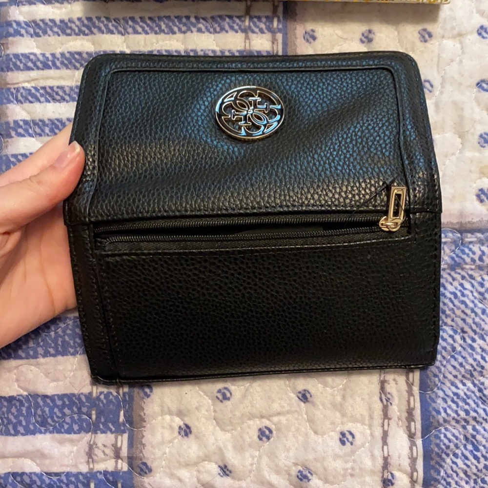 BRAND NEW Guess Wallet - Picture 4 of 5